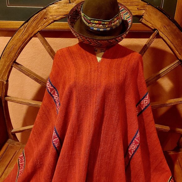 Antique Poncho Tierra del Fuego – Traditional Red Handwoven Textile for Outdoor - Picture 1 of 5